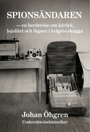 Svartvitt bokomslag: en fåtölj tippad på rygg med sitsen öppnad och radioutrustning inbyggd inuti, intill ett bord med en gammal radioapparat och en mindre apparat med rattar och kablar; titeln överst, författarens namn och yrkesrad på två rader längst ned.