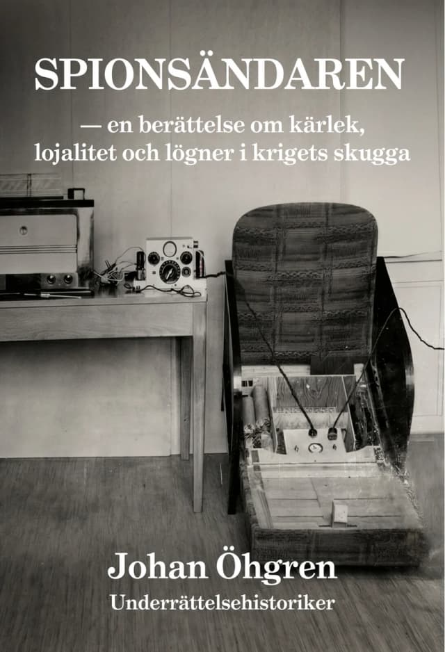 Svartvitt bokomslag: en fåtölj tippad på rygg med sitsen öppnad och radioutrustning inbyggd inuti, intill ett bord med en gammal radioapparat och en mindre apparat med rattar och kablar; titeln överst, författarens namn och yrkesrad på två rader längst ned.
